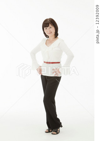 両手を腰にあてる50代女性 12392009