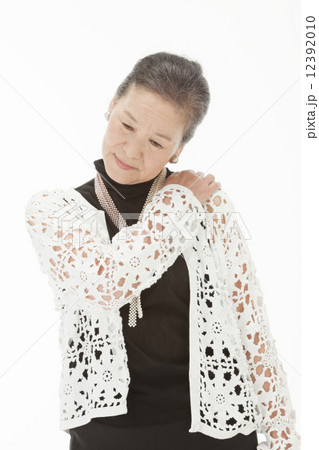 肩に手をあてる60代女性 12392010