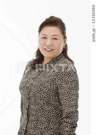 笑顔の60代女性 笑顔の60代女性 12392060