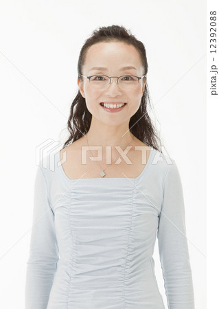 笑顔の50代女性 笑顔の50代女性 12392088