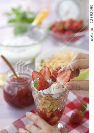 ストロベリーパフェ 苺の盛り付け 12392099