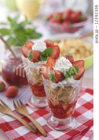 ストロベリーパフェ 12392306