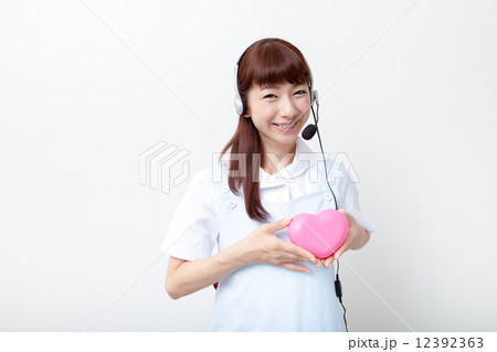 ハートを持ったインカムを装着したヘルパーさん 12392363