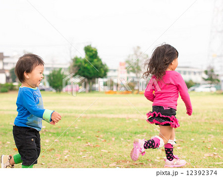 笑顔で走る子供の写真素材