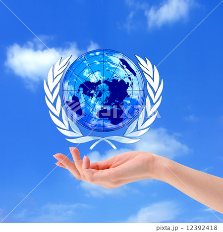 手の上の国際連合のマーク 12392418