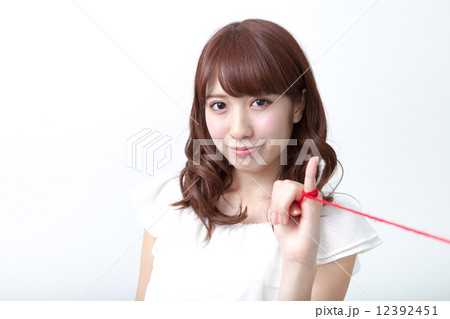 小指に赤い糸を結んだ女性 12392451