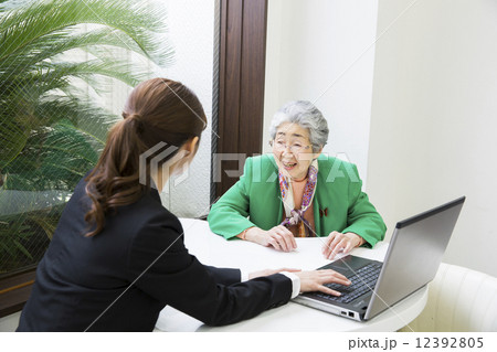 営業の女性とシニア女性 12392805