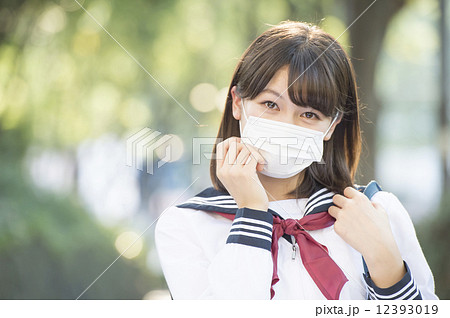 マスクをする女子高生の写真素材
