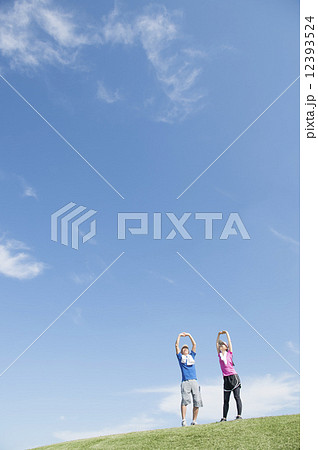 準備体操をする男女 準備体操をする男女 12393524