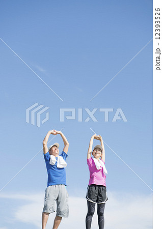 準備体操をする男女 準備体操をする男女 12393526