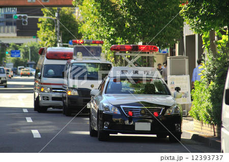 交通事故現場 待機するパトカーと救急車 12393737