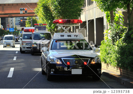 交通事故現場 待機するパトカーと救急車 12393738