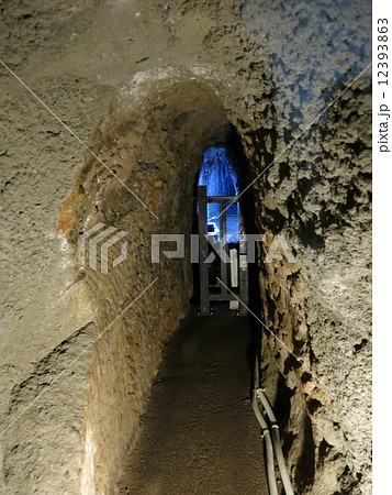 石見銀山の龍源寺間歩に残る江戸時代のままの坑道 12393863