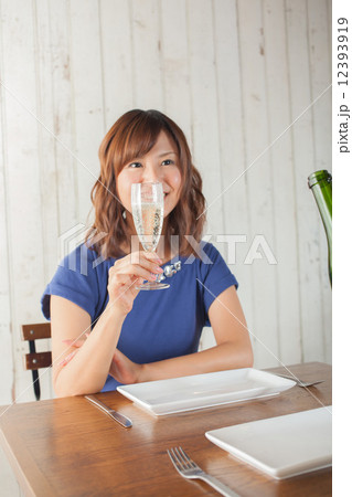 シャンパンと女性 12393919