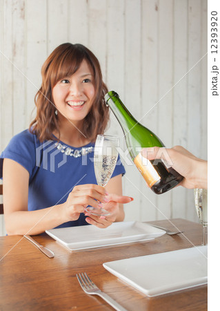 シャンパンと女性 12393920