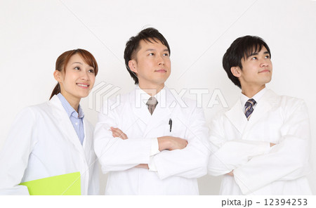 ３人の研究者 12394253