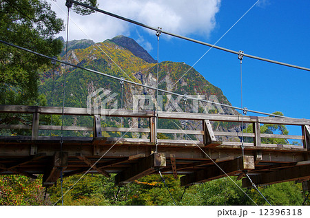 上高地　河童橋と穂高連峰 12396318