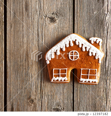 Christmas homemade gingerbread house cookie 12397182