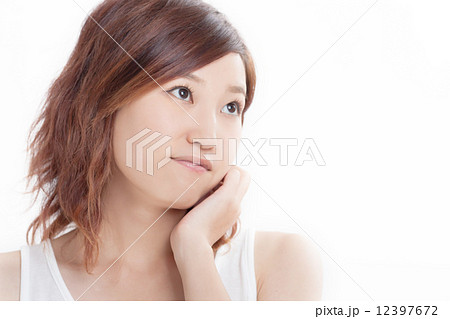 タンクトップ姿の可愛らしいショートヘアの女の子 12397672