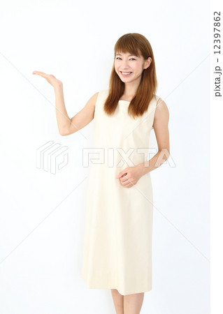 おすすめする若い女性 おすすめする若い女性 12397862