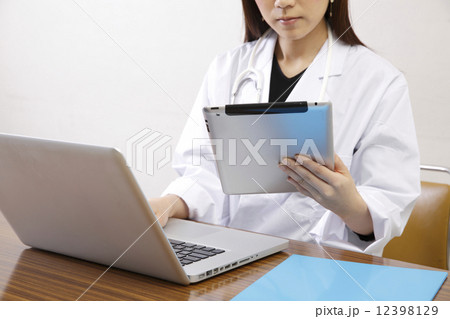 タブレットpcを使うドクター タブレットpcを使うドクター 12398129