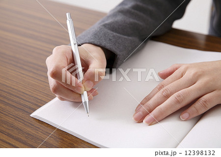 メモする女性 メモする女性 12398132