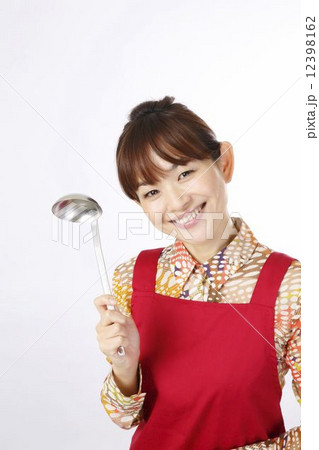 料理する女性 12398162