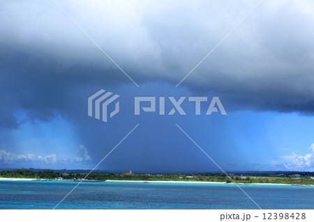 沖縄宮古島のスコール 12398428