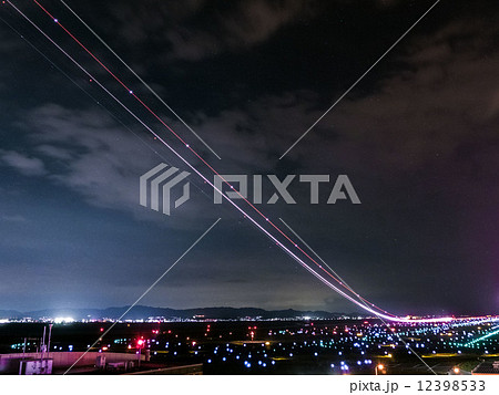 関西国際空港を離陸する飛行機の光跡の写真素材