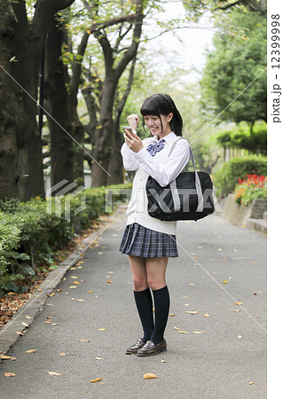 スマホゲームに夢中の女子学生 ガッツポーズ-723 スマホゲームに夢中の女子学生 ガッツポーズ-723 12399998