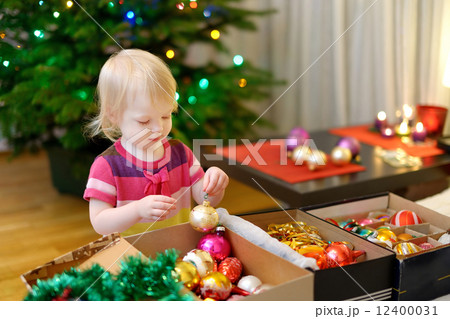 Adorable little girl decorating a Christmas tree 12400031