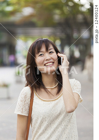 スマートフォンで話す若い女性　168 12400124