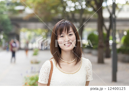 笑顔の若い女性　143 12400125
