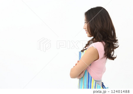エプロン姿のアジア人女性 エプロン姿のアジア人女性 12401488