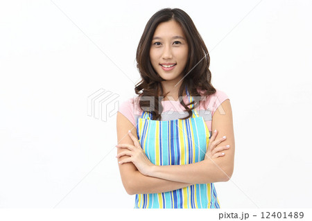 エプロン姿のアジア人女性 12401489