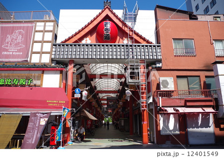 浅草の西参道商店街 12401549