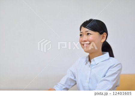 若い日本人女性 12401605