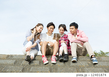 タブレットPCを使う若者達 12401874