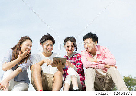 タブレットPCを使う若者達 12401876