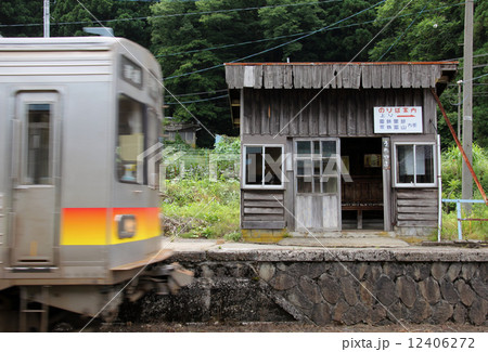 郷愁の待合小屋 12406272