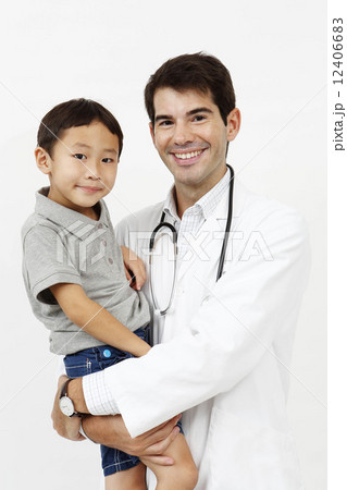 子供を抱える医師の写真素材