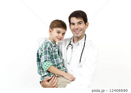 子供を抱える医師の写真素材