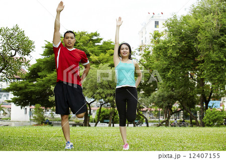 Happy couple training in the park - Fitness activety 12407155