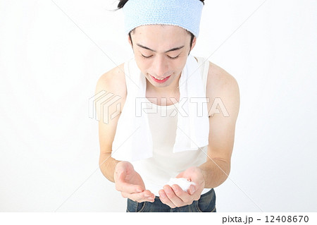 洗顔する若い男性 12408670