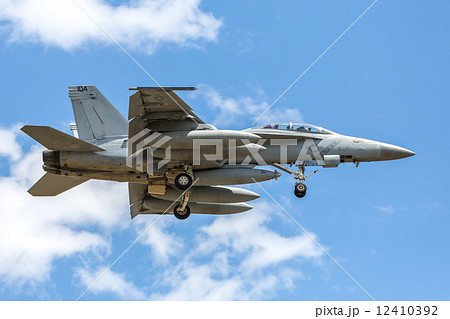 着陸態勢のスーパーホーネット 着陸態勢のスーパーホーネット 12410392