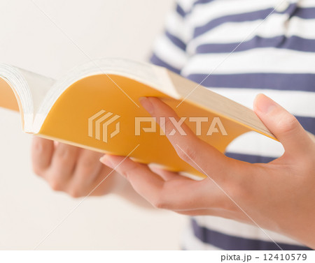 本を読む女性 本を読む女性 12410579