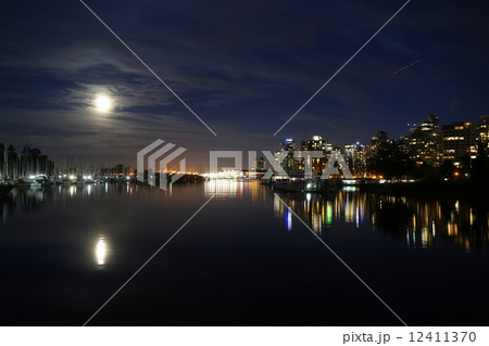 バンクーバーダウンタウンの夜景-Vancouver Downtown at Night 12411370