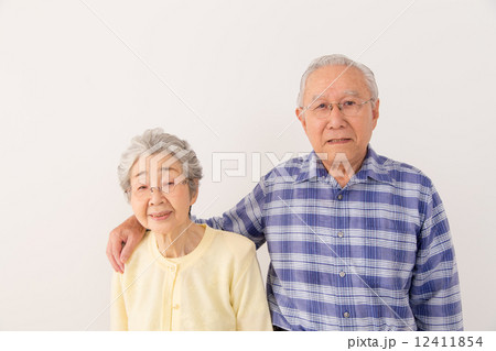 寄り添うシニアカップル 12411854
