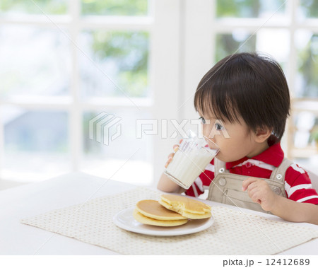 牛乳を飲む男の子 12412689