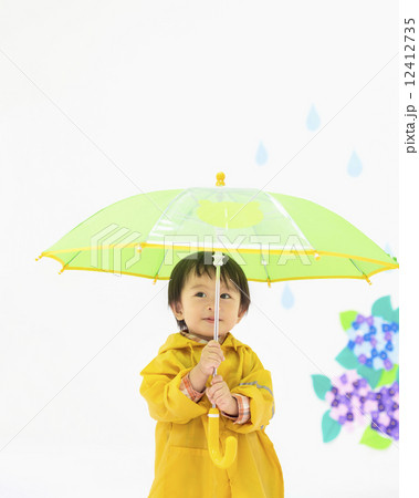カッパを着て傘をさす男の子 カッパを着て傘をさす男の子 12412735